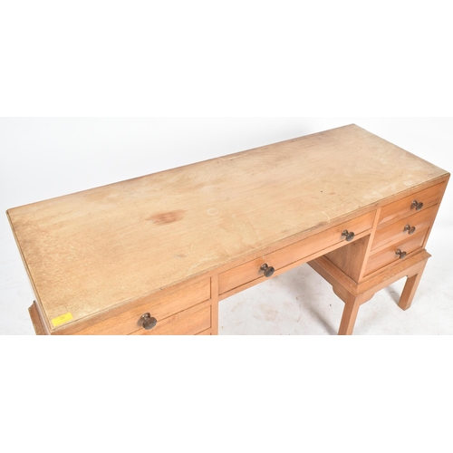 25 - Gordon Russell - A vintage 20th century 1940s solid walnut writing table desk. The desk having a cen... 