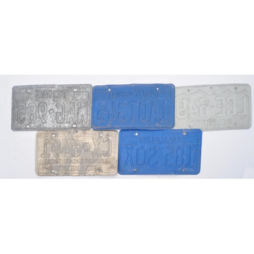 603 - A mixed selection of vintage American car number plates. The plates of pressed metal construction co... 