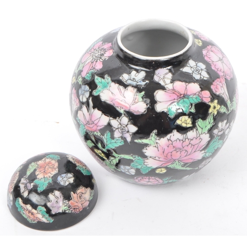 107 - A 19th century late Qing Dynasty Chinese Oriental ceramic blue & white ceramic ginger jar decorated ... 