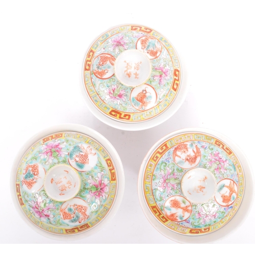 77 - A collection of vintage 20th century Chinese Asian rice bowls with lids and spoons. In the Famille r... 