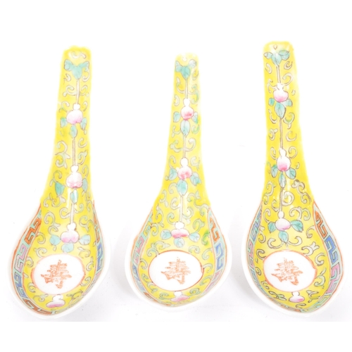 77 - A collection of vintage 20th century Chinese Asian rice bowls with lids and spoons. In the Famille r... 