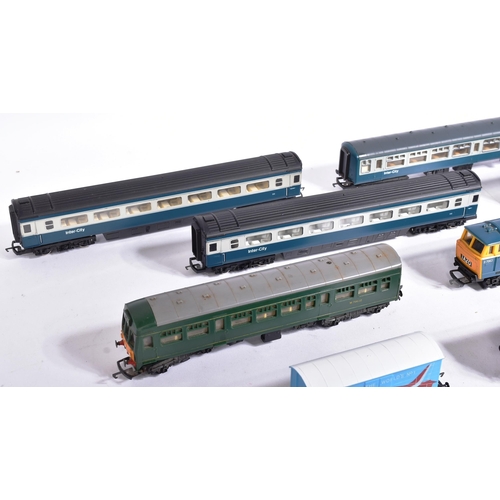 177 - Model Railway - a collection of vintage Hornby OO gauge locomotives and rolling stock, to include: N... 