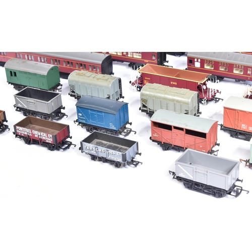 195 - Model Railway - an assortment of Hornby OO gauge wagons and carriages, to include: x3 R6846 EWS Seac... 