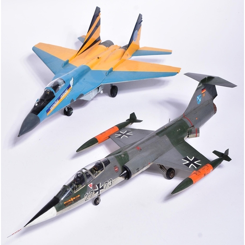 208 - Model kits - a collection of x5 built model kits of aircraft interest, comprising of: a German Lockh... 