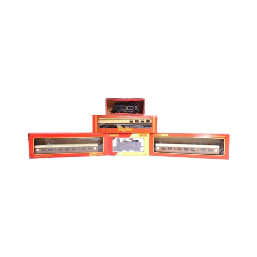 272 - A collection of x5 OO gauge model railway trainset carriages and locomotive engines. To include: a H... 