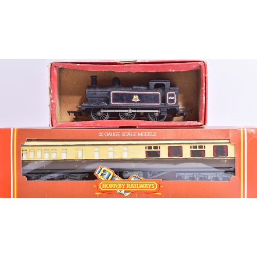 272 - A collection of x5 OO gauge model railway trainset carriages and locomotive engines. To include: a H... 