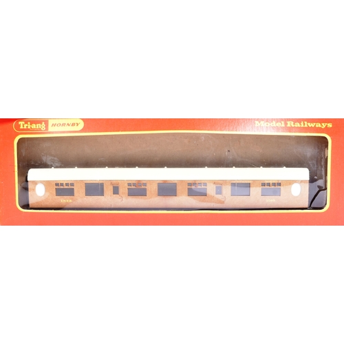 272 - A collection of x5 OO gauge model railway trainset carriages and locomotive engines. To include: a H... 