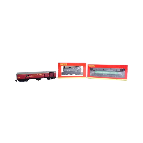 287 - A collection of x3 Hornby OO gauge model railway trainset locomotive and rolling stock, to include: ... 