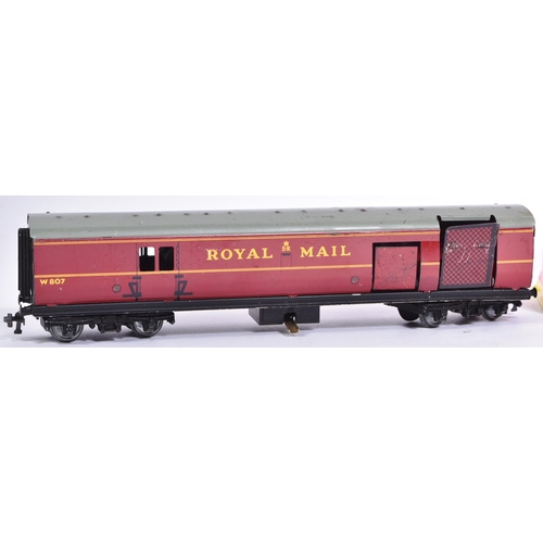 287 - A collection of x3 Hornby OO gauge model railway trainset locomotive and rolling stock, to include: ... 