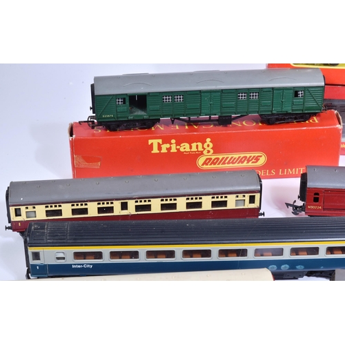 306 - A collection of assorted Hornby / Triang OO gauge model railway trainset locomotive coaches / carria... 