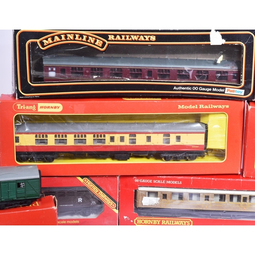 306 - A collection of assorted Hornby / Triang OO gauge model railway trainset locomotive coaches / carria... 