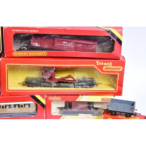 306 - A collection of assorted Hornby / Triang OO gauge model railway trainset locomotive coaches / carria... 