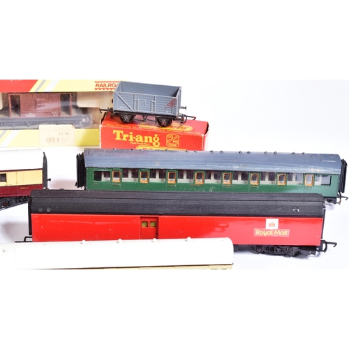 306 - A collection of assorted Hornby / Triang OO gauge model railway trainset locomotive coaches / carria... 