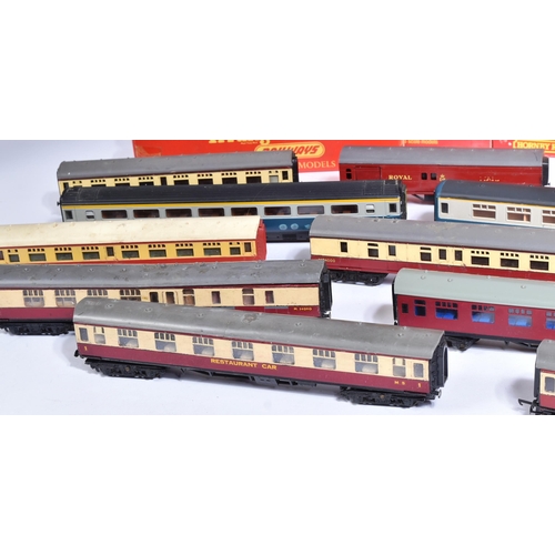 306 - A collection of assorted Hornby / Triang OO gauge model railway trainset locomotive coaches / carria... 