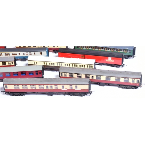 306 - A collection of assorted Hornby / Triang OO gauge model railway trainset locomotive coaches / carria... 