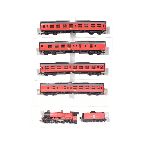 313 - Model Railway - Bachmann OO gauge Hogwarts Express trainset, including a locomotive, tender and four... 