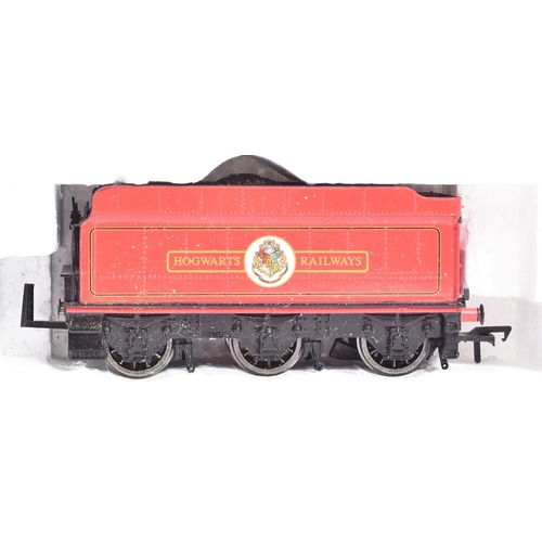 313 - Model Railway - Bachmann OO gauge Hogwarts Express trainset, including a locomotive, tender and four... 