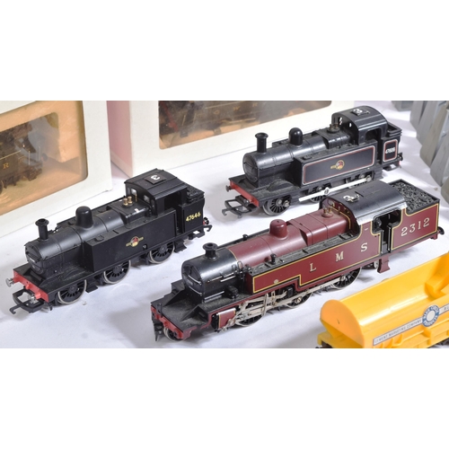 338 - Model Railway - a collection of OO gauge model railway trainset Hornby locomotives, rolling stock an... 