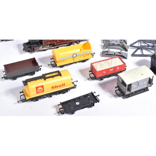 338 - Model Railway - a collection of OO gauge model railway trainset Hornby locomotives, rolling stock an... 