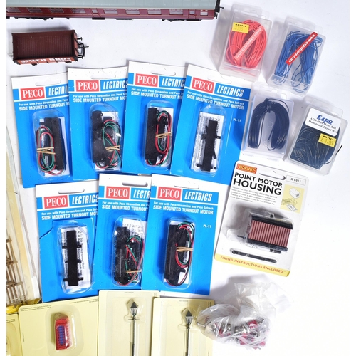 363 - Model Railway - a large collection of trackside accessories, including Pecolectrics motors, a select... 