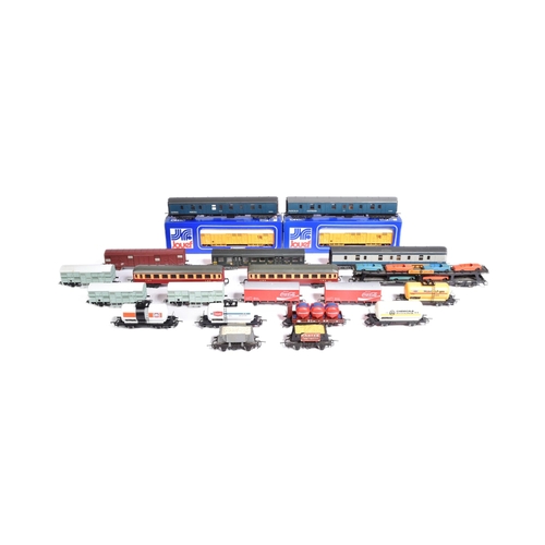 366 - Model Railway - a collection of assorted OO gauge trainset rolling stock from various makers, compri... 