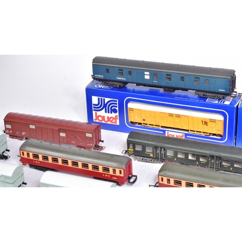 366 - Model Railway - a collection of assorted OO gauge trainset rolling stock from various makers, compri... 