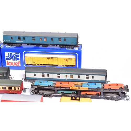 366 - Model Railway - a collection of assorted OO gauge trainset rolling stock from various makers, compri... 