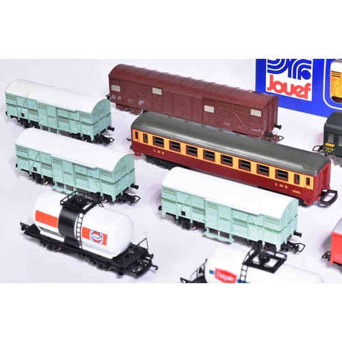 366 - Model Railway - a collection of assorted OO gauge trainset rolling stock from various makers, compri... 