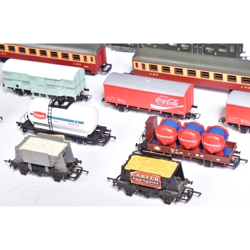 366 - Model Railway - a collection of assorted OO gauge trainset rolling stock from various makers, compri... 