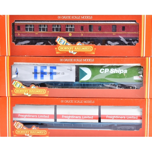 373 - Model Railway - a collection of x9 Hornby OO gauge trainset rolling stock / coaches / wagons, to inc... 