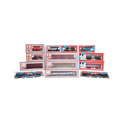 386 - Model Railway - a collection of x13 vintage Lima OO gauge rolling stock and locomotive. To include: ... 