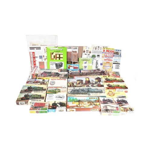 418 - Model Kits - a collection of vintage railway interest model kits from various makers such as Airfix,... 