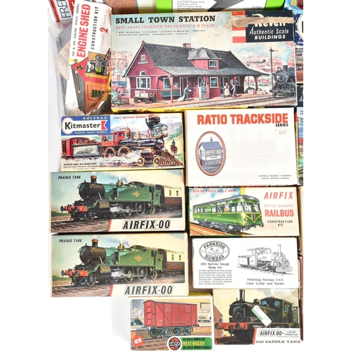 418 - Model Kits - a collection of vintage railway interest model kits from various makers such as Airfix,... 