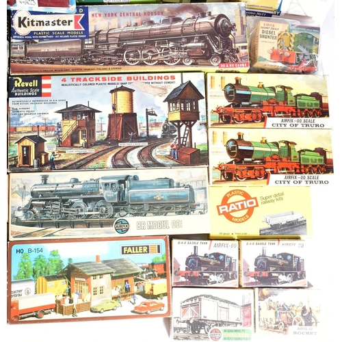 418 - Model Kits - a collection of vintage railway interest model kits from various makers such as Airfix,... 