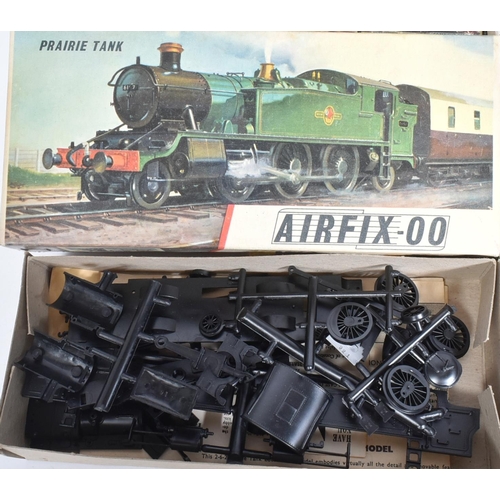 418 - Model Kits - a collection of vintage railway interest model kits from various makers such as Airfix,... 