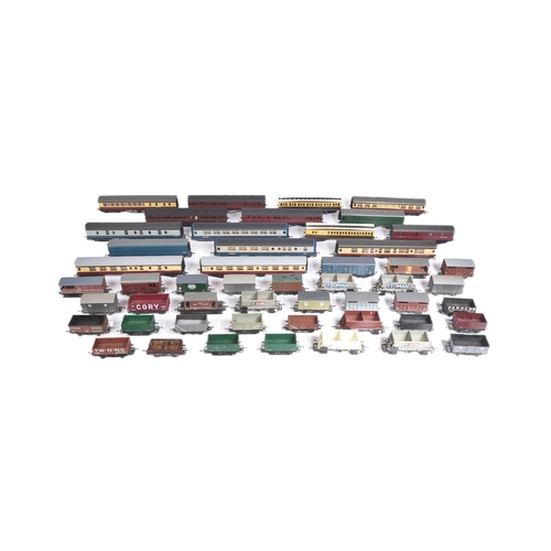 424 - Model Railway - a large assortment of OO gauge rolling stock, including carriages, wagons and vans, ... 