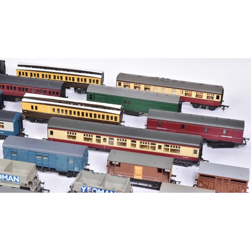 424 - Model Railway - a large assortment of OO gauge rolling stock, including carriages, wagons and vans, ... 