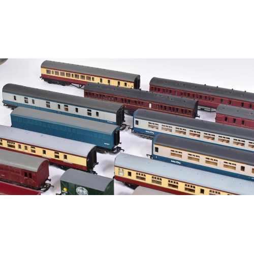 424 - Model Railway - a large assortment of OO gauge rolling stock, including carriages, wagons and vans, ... 