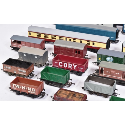 424 - Model Railway - a large assortment of OO gauge rolling stock, including carriages, wagons and vans, ... 