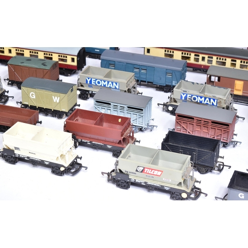 424 - Model Railway - a large assortment of OO gauge rolling stock, including carriages, wagons and vans, ... 