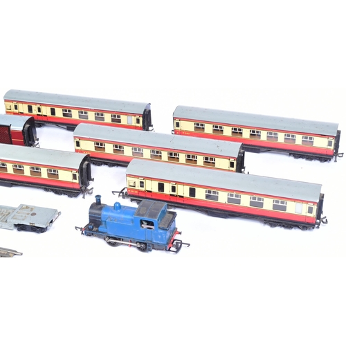 427 - Model Railway - a collection of assorted Hornby Dublo OO gauge rolling stock and a selection of trac... 