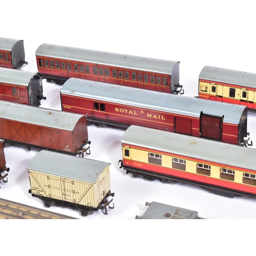 427 - Model Railway - a collection of assorted Hornby Dublo OO gauge rolling stock and a selection of trac... 