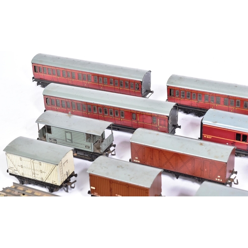 427 - Model Railway - a collection of assorted Hornby Dublo OO gauge rolling stock and a selection of trac... 