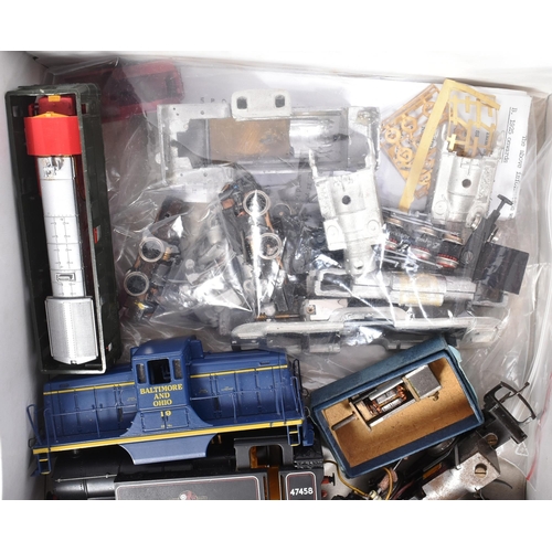 434 - Model railway - a collection of assorted OO and N gauge model railway trainset locomotive spare part... 