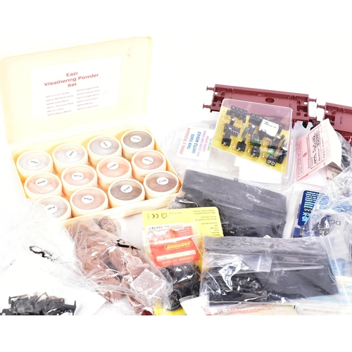 437 - Model Railway - a collection of assorted OO gauge model railway trainset locomotive accessories / sp... 