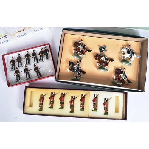 449 - Toy Soldiers - a collection of assorted lead toy soldiers to include Scottish Highlanders, Queens Gu... 