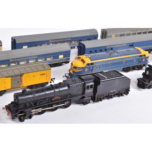 471 - Model Railway - a collection of vintage Triang / Hornby OO gauge model railway trainset locomotives ... 