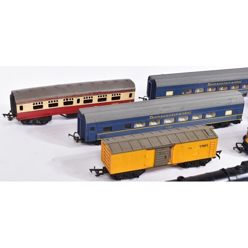 471 - Model Railway - a collection of vintage Triang / Hornby OO gauge model railway trainset locomotives ... 