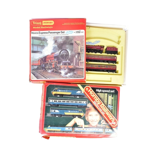 479 - Model Railway - x2 vintage Triang / Hornby OO gauge model railway trainset locomotive sets comprisin... 