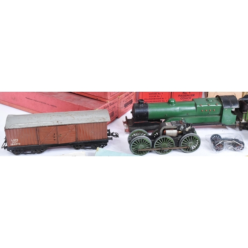 510 - Model Railway - a collection of vintage Hornby tinplate O gauge model railway trainset locomotive it... 